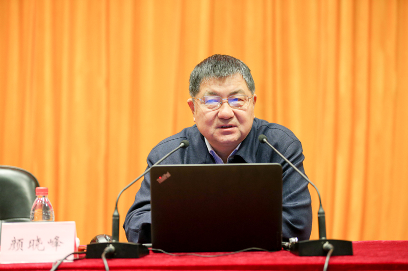 颜晓峰从习近平新时代中国特色社会主义思想产生的时代基础、主要内容和指导作用与要求等三个方面同学员们交流了学习体会和认识。颜晓峰的辅导报告对于参训学员学习领会习近平新时代中国特色社会主义思想具有很强的针对性，受到学员的一致好评。