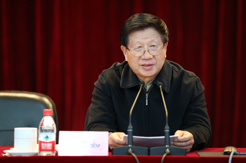 李君如从十九大在理论创新中的历史性贡献及其所反映的实践逻辑，习近平新时代中国特色社会主义思想作为马克思主义中国化的最新成果，所提出的致力于解决新的社会主要矛盾的14个基本方略和13个历史任务等方面，全面深入阐述了习近平新时代中国特色社会主义思想的理论精髓，强调将十九大精神和战略部署作为今后的行动指南。