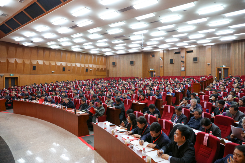 培训班以“学习贯彻党的十九大精神，写好教育奋进之笔”为主题，教育部部分直属高校领导、组织部长、宣传部长和统战部长等共318人参加本期培训。
（社会科学教研部 丁月牙）
