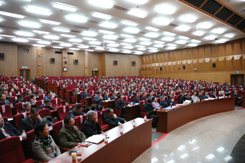 参加第五期集中轮训班的学员共302人，主要是来自73所教育部部属高校的校级领导以及组织部长、宣传部长和统战部长等。（社会科学教研部 董险峰）