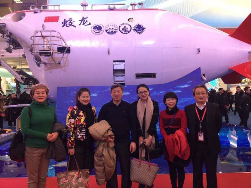 “蛟龙号”的粉丝:学员们纷纷与“蛟龙号”合影留念 “蛟龙号”的粉丝:学员们纷纷与“蛟龙号”合影留念