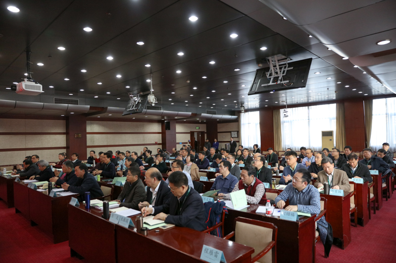 本期专题研讨班为期一周，来自教育部直属高校、211高校、省部共建本科高校和地方重点建设高校的分管校领导共75位学员参加研修学习。学员将围绕研修主题，通过专题报告、典型案例、结构化研讨、学员论坛和专题论坛等培训环节进行深入学习和交流。(社会科学教研部 董险峰)