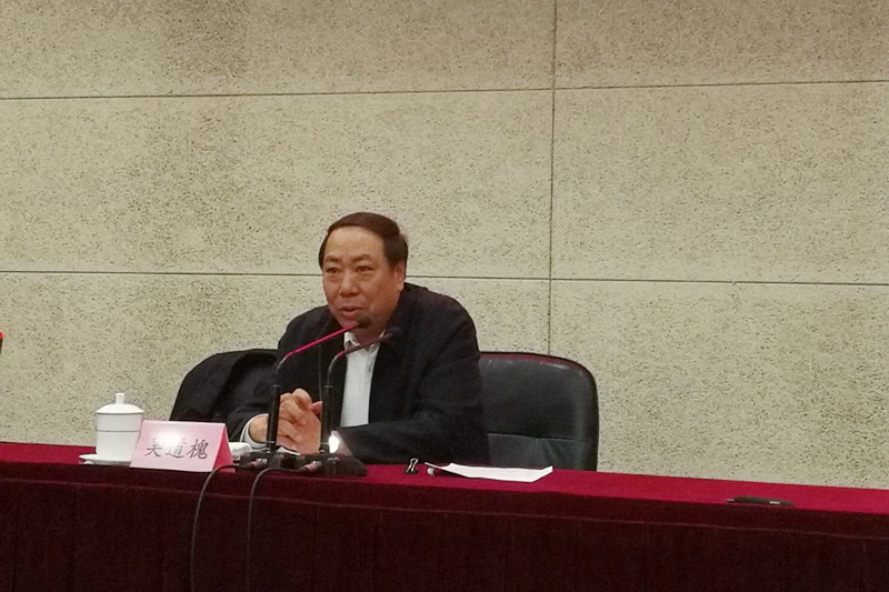 吴道槐围绕坚定不移推动高校全面从严治党,为新时代办好人民满意教育提供政治保障,深入阐述了全面从严治党的新形势、新要求和新任务。他指出,要从深刻领会十八大以来我党推进全面从严治党的历史性成就、历史性变革和历史性影响中,进一步坚定全面从严治党的信心决心。对当前高职院校全面从严治党面临的新形势,他认为取得了很大进展,但也要清醒认识,不能盲目乐观。党面临的自身问题和外部复杂环境的考验、新时代党的历史使命、高职院校相对而言比较滞后的党风廉政建设局面等方面的因素,决定从全面从严治党永远在路上。 吴道槐围绕坚定不移推动高校全面从严治党,为新时代办好人民满意教育提供政治保障,深入阐述了全面从严治党的新形势、新要求和新任务。他指出,要从深刻领会十八大以来我党推进全面从严治党的历史性成就、历史性变革和历史性影响中,进一步坚定全面从严治党的信心决心。对当前高职院校全面从严治党面临的新形势,他认为取得了很大进展,但也要清醒认识,不能盲目乐观。党面临的自身问题和外部复杂环境的考验、新时代党的历史使命、高职院校相对而言比较滞后的党风廉政建设局面等方面的因素,决定从全面从严治党永远在路上。