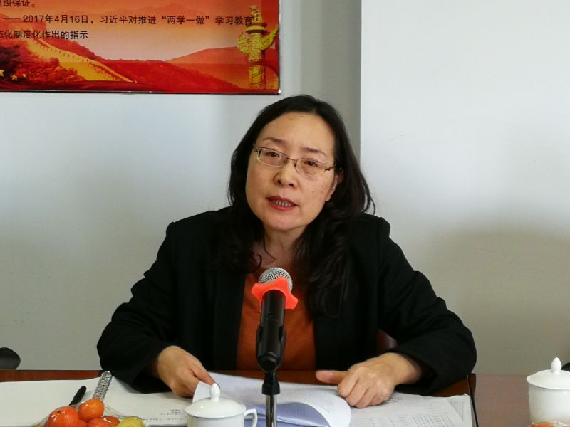 侯慧君向与会离退休教职工代表介绍了2017年度学院整体工作情况及新时代学院的谋篇布局。座谈会期间,侯慧君与老同志们进行了亲切的交谈,询问大家关心的问题,并征求意见建议。最后,她代表学院党委、学院领导班子向全体离退休教职工致以节日的祝福。 侯慧君向与会离退休教职工代表介绍了2017年度学院整体工作情况及新时代学院的谋篇布局。座谈会期间,侯慧君与老同志们进行了亲切的交谈,询问大家关心的问题,并征求意见建议。最后,她代表学院党委、学院领导班子向全体离退休教职工致以节日的祝福。