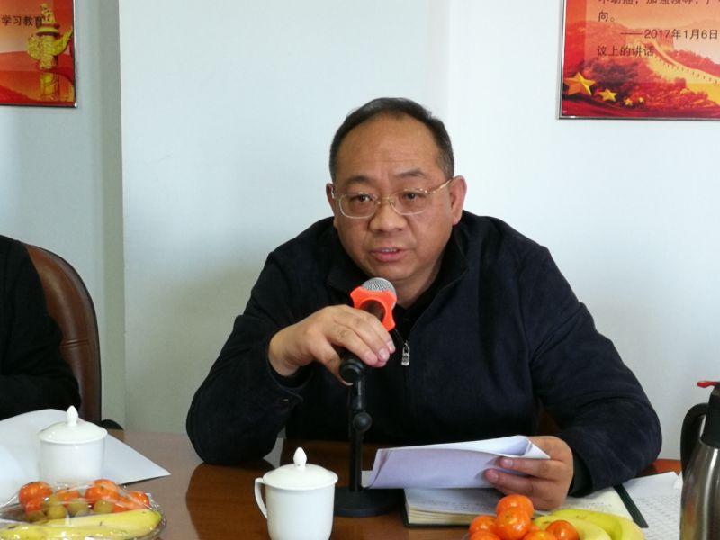 陈国文向与会离退休教职工代表传达了2017年11月印发的《关于进一步加强和改进学院离退休干部工作的实施意见》文件精神,并耐心解答老同志们的相关问题。 陈国文向与会离退休教职工代表传达了2017年11月印发的《关于进一步加强和改进学院离退休干部工作的实施意见》文件精神,并耐心解答老同志们的相关问题。