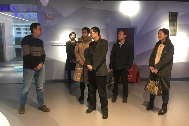 会后，大家对中国传媒大学的4K演播室、动画与数字艺术学院、传媒博物馆、继续教育学部D5演播室、全媒体运行中心、崔永元口述历史研究中心等地进行实地考察。