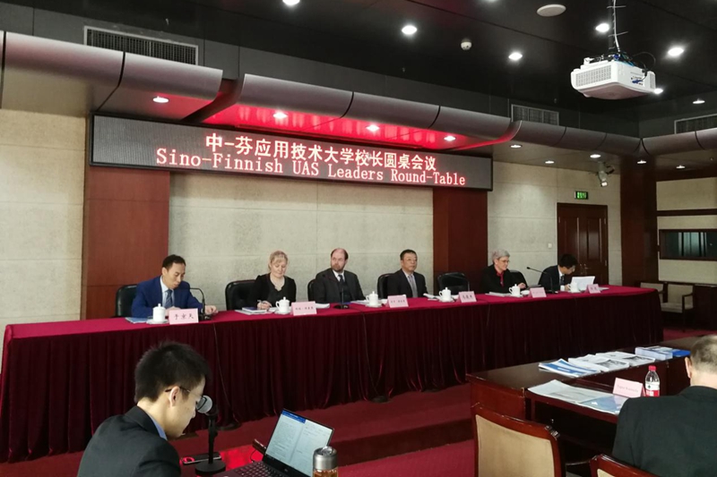 学院党委书记、常务副院长马俊杰，芬兰教育部资深顾问蒂娜·维哈玛·普洛瓦拉，芬兰驻华使馆教育参赞米卡·提若恩，中教国际交流中心主任印凯和芬兰应用技术大学校长联盟执行秘书长瑞塔·瑞塞恩等出席开幕式并讲话。学院副院长于京天主持开幕式。