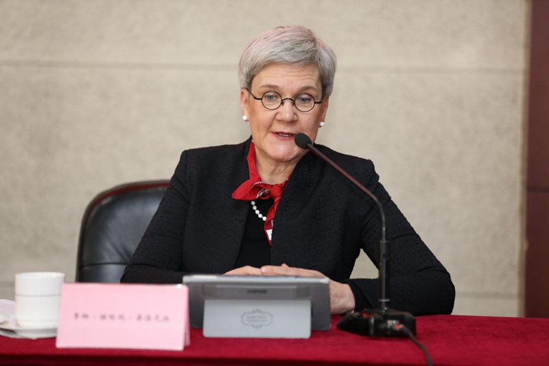 蒂娜•维哈玛•普洛瓦拉感谢中国国家教育行政学院对本次会议的大力支持和周到安排，强调了应用技术大学在推动芬兰创新型国家创建中的突出地位，是大学、社会和产业的交流平台，相信芬兰的实践会给中国同行带来启示。