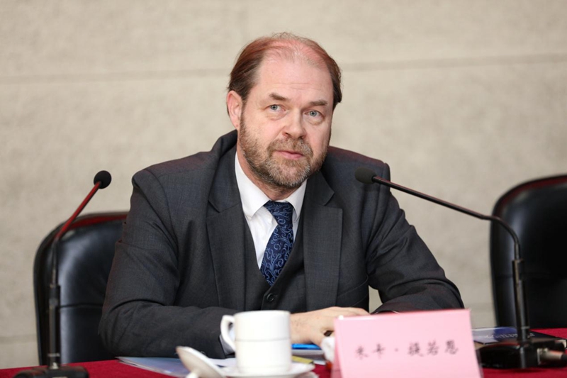 米卡•提若恩在讲话中强调，中芬两国政府重视并积极推动双方在多个领域合作，尤其在教育和科技方面的合作更为紧密。他期待通过此次会议，能够推动中芬双方在高等教育领域的实质性合作。