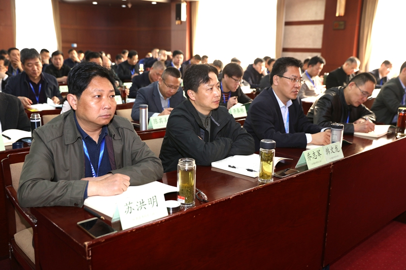 本次培训班由来自全国30个省、自治区、直辖市的97人组成，平均年龄47岁。学员们将围绕学习贯彻习近平新时代中国特色社会主义思想和党的十九大精神、当前基础教育改革发展热点难点等问题开展为期21天的系统深入学习和交流。（撰稿：教育行政教研部 郭静；摄影：于荣壮）