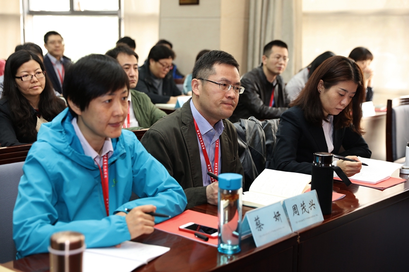 教育部直属机关党委组织宣传处负责同志和培训班教学团队参加了开班式。来自部机关和直属单位的56位处级干部将在学院进行为期三周的培训学习，之后赴延安进行现场教学活动，接受为期一周的党性和国情教育。（供稿：社会科学教研部 曹飞；摄影：于荣壮）