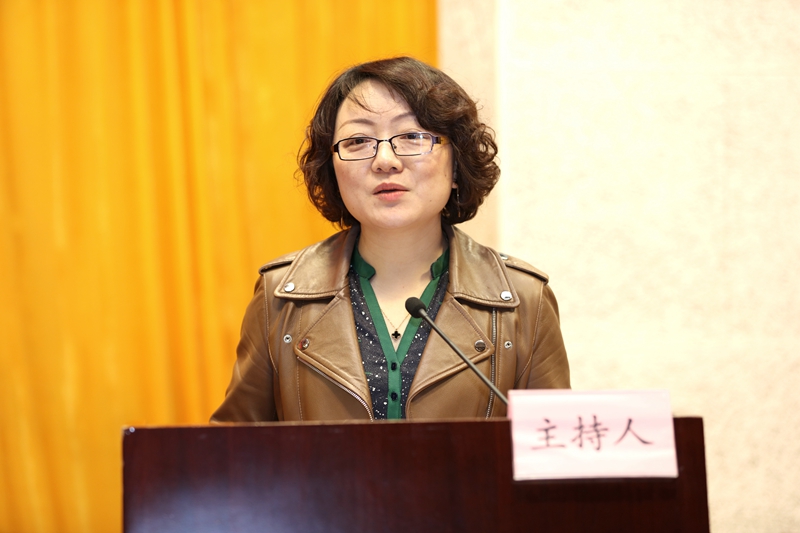 论坛由第53期高校中青年干部培训班学员、盐城工学院宣传部部长韩雅丽研究员主持。