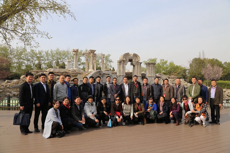 4月8日，教育部机关党校第十期处级党员干部理论进修班全体学员前往“圆明园遗址”进行现场教学。大家一同瞻仰318烈士墓、集体重温入党誓词、在圆明园廉政文化基地等地开展主题教育活动。