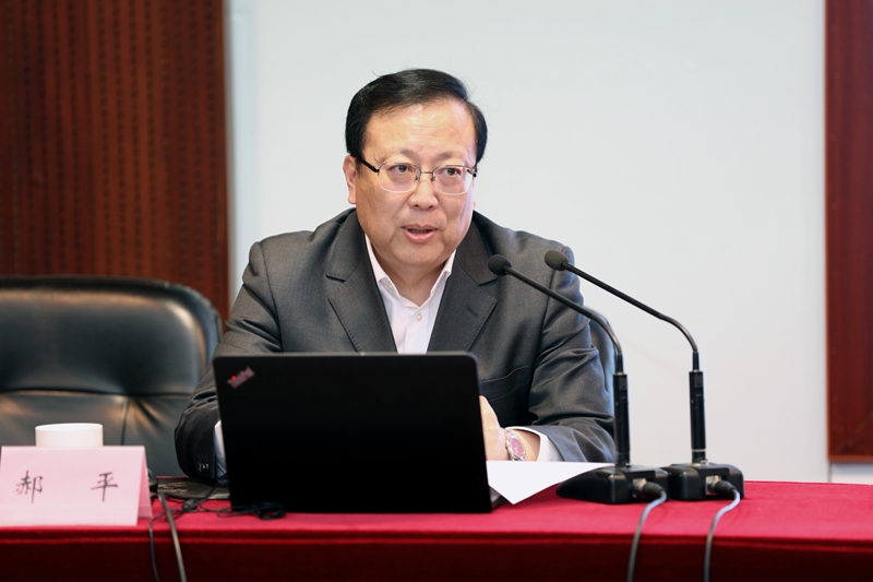 郝平指出，十九大主题体现了党的最高纲领与最低纲领的高度统一、体现了我们党的奋斗历史、是对近四十年改革开放历史的高度概括与总结、体现了两个一百年奋斗目标的高度衔接与统一，我们要从理论与实践的统一上来理解这个主题。他强调，深入学习贯彻党的十九大精神，我们必须始终坚持用习近平新时代中国特色社会主义思想全面指导管党治党、办学治校各项工作，以新思想引领新征程，用新思想培育一代新人。