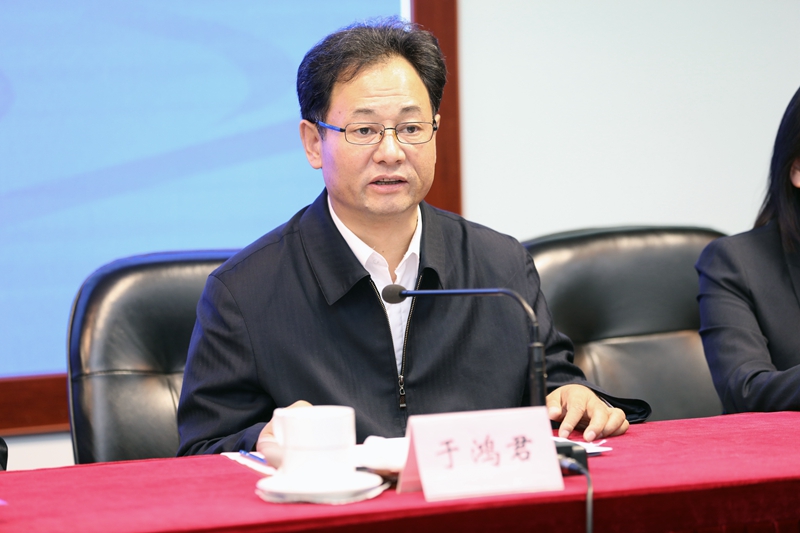 北京大学党委常务副书记于鸿君主持结业式。