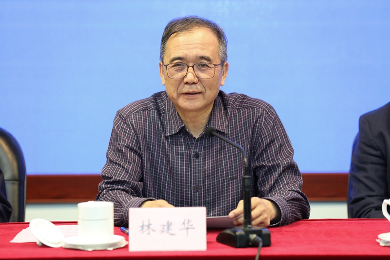 林建华校长在结业式讲话中，向圆满完成学习任务的各位学员表示祝贺，对国家教育行政学院给予的大力支持和精心安排表示感谢。林建华指出，北京大学党政领导对本次中层正职干部进行集中脱产培训非常重视，目的就是通过全覆盖的教育培训使广大干部深刻领会习近平新时代中国特色社会主义思想和党的十九大精神，全面把握其思想精髓、核心要义，切实增强四个意识，把思想统一到党的十九大精神上来，把行动落实到“双一流”建设的各项任务上来。他强调，学习永远在路上，大家要继续在“学懂、弄通、做实”上下功夫，切实将本次集中培训的成果落实到工作实践中，为学校事业的发展做出应有的贡献。