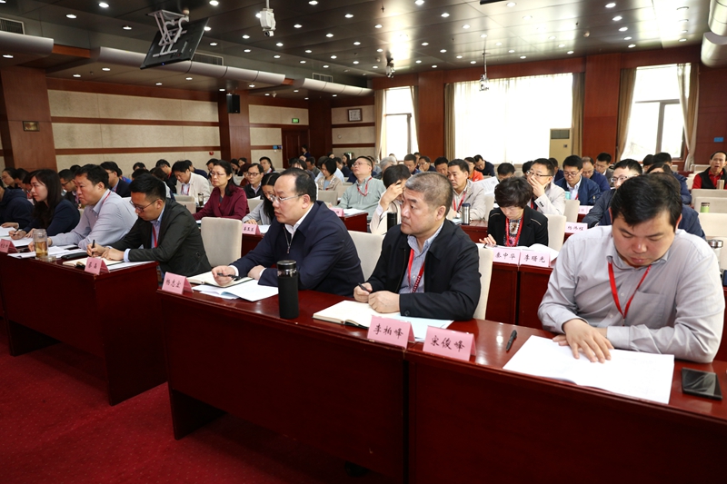 本次专题研讨班为期五天，共有来自全国15个省（自治区、直辖市）党委教育工作部门、教育厅（教委），32个省级教育干部培训基地（中心）和11个全国干部教育培训基地的64位培训管理者参加学习研讨。大家将围绕新形势下教育干部培训的发展趋势、改革路径和教育系统干部培训合作的新机制进行深入学习和交流。(供稿：远程培训中心；摄影：图书信息技术部 于荣壮)
