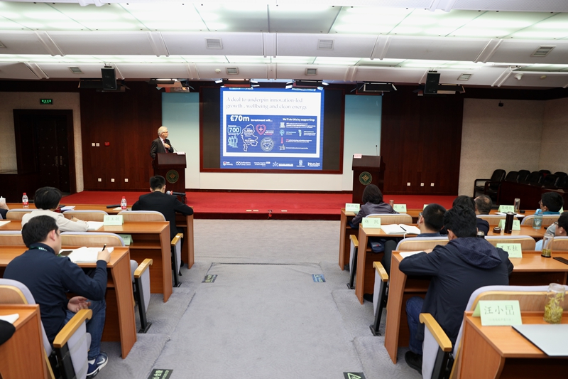 4月24日下午，英国基尔大学校长特雷弗·麦克米兰教授和澳大利亚阿德莱德前校长、墨尔本大学教授沃伦·拜秉顿，来院访问并分别为第53期高校中青班作“一流大学的科研发展”为主题的专题报告。