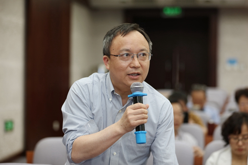 在互动交流环节，学员们踊跃提问，两位教授详细解答。在一流大学标准、教师选聘、慕课中教师作用、慕课效果评价、学生招收、大学和科研机构的技术转移功能比较、教学的网络评价等问题上，学员们与他们进行了深入的探讨。