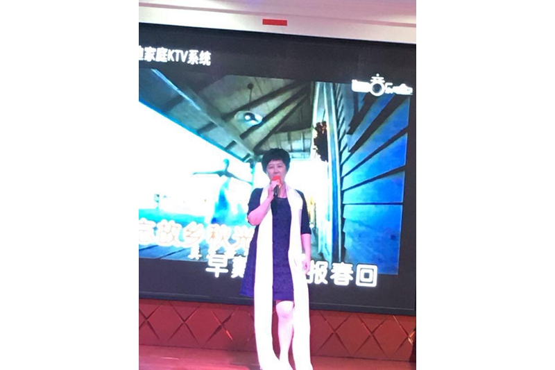 晚会上，同学们各展其才，纵情歌舞。丛悦以一曲《芦花》带大家沉醉于江南水乡；来自新疆的柏林、陈俊载歌载舞的二重唱《扎巴依的春天》抒发了新疆各族人民对新时代的祝福；徐基宏以粤语经典《万水千山总是情》展现了粤港澳的广东魅力；何飞红的《鸿雁》彰显了内蒙古辽阔天地的骏阔胸襟；王治校的东北风《一壶老酒》、刘红的北京味《传奇》，丛悦、周曦学员对唱的京剧《沙家浜》都让大家领略了不同风情和画面。