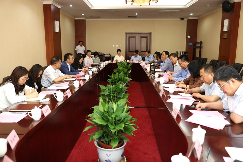 5月14日下午，交通运输部管理干部学院党委书记张延华、副院长刘韬等一行10人，中央民族干部学院副院长杨胜勇等一行7人来院调研交流干部培训院校办学经验。