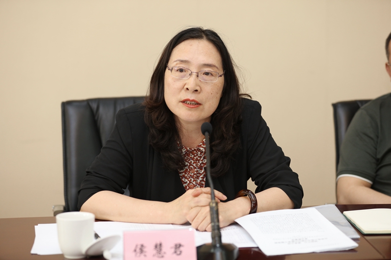 学院党委副书记、副院长侯慧君介绍了我院围绕教育部党组中心工作和教育改革发展大局开展干部培训、聚焦主责主业强化党的理论教育和党性教育、树立“一盘棋”思想和“大培训”理念构建一体两翼培训格局、开展培训者培训加强师资队伍建设、深化人事和薪酬制度改革、发挥学员和教职工积极性打造家园文化等办学情况和经验。