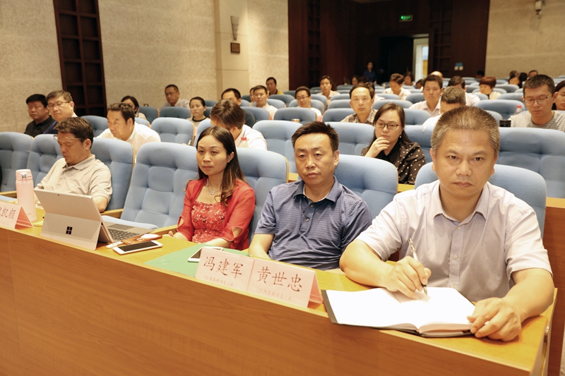 第21期基础教育改革动态研修班为期两周，来自全国各地的100位小学校长参加了研修班的学习。（供稿：学校管理教育部 李永贤；摄影：图书信息技术部 于荣壮）