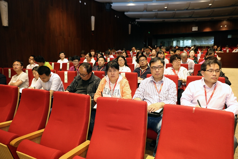 第三、四期高校思想政治理论课骨干教师由196名来自全国高校的“马克思主义基本原理概论”和“中国近代史纲要”骨干教师组成。学员们将在学院进行为期两周的理论学习后，分赴延安、井冈山、四川开展为期一周的现场教学。（供稿：社会科学教研部 曹飞；摄影：图书信息技术部 于荣壮）