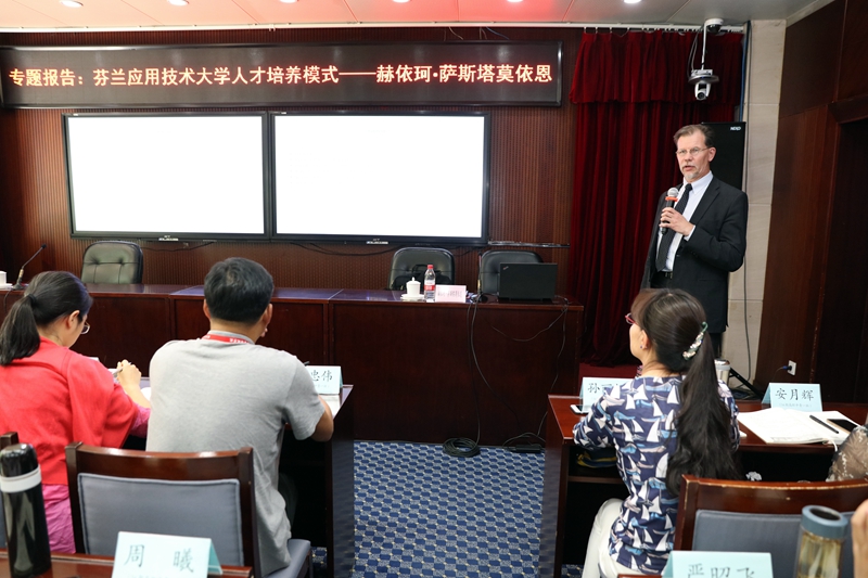 萨斯塔莫依恩在讲座中，首先介绍了芬兰及应用科技大学联盟的总体情况，随后分别从芬兰人才培养体系、应用科学大学在芬兰教育体系中的角色、应用科学大学的人才培养模式、应用科技大学教学及科研工作的开展、应用科学大学教育国际化等五个方面对芬兰职业教育工作等做了全面的介绍。