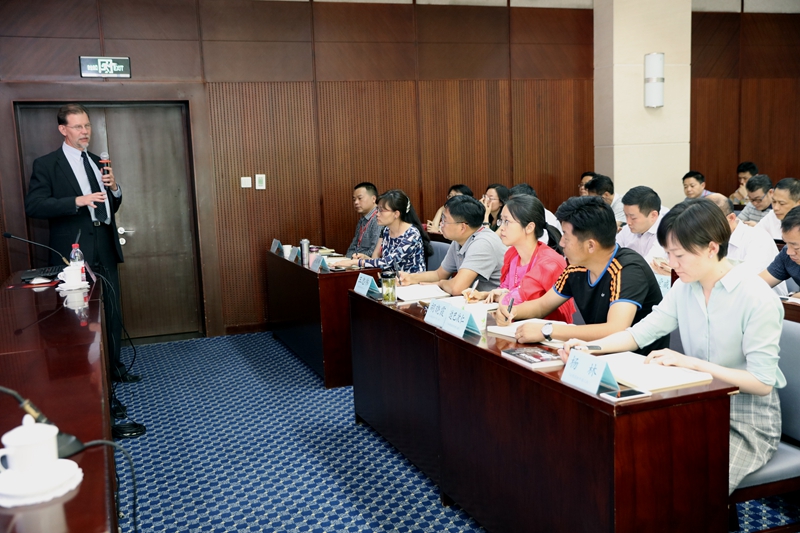 讲座结束后，学员们兴致仍然很高，纷纷就芬兰职业教育师资队伍建设、教育体系和课程等方面与萨斯塔莫依恩校长进行交流。通过本次讲座，学员们对芬兰应用技术大学有了初步了解，也拓展了学员的国际视野。
（供稿：学员、江西医学高等专科学校 邱模昌，徐州工业职业技术学院 吉智；审稿：邢晖、佛朝晖、井美莹；摄影：图书信息技术部 于荣壮）