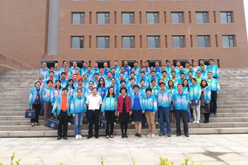 通过现场考察,学员对天津作为我国首个国家级职教改革试验区的优势和经验有了深入的认识,对现代职教教育体系发展的认识视野得到了拓展,理解得到了深化。大家一致认为,这是一次理论联系实际的探索之旅,带着一个月以来的理论学习中的思考,深入高职院校探求办学实践经验,在听取报告和考察过程中,加深了与天津高职院校的沟通和交流,同时学员之间也加深了交流、增进了解,达到了相互学习、相互促进的目的。(供稿:江西医学高等专科学校 邱模昌、徐州工业职业技术学院 吉智;审稿:邢晖 佛朝晖) 通过现场考察,学员对天津作为我国首个国家级职教改革试验区的优势和经验有了深入的认识,对现代职教教育体系发展的认识视野得到了拓展,理解得到了深化。大家一致认为,这是一次理论联系实际的探索之旅,带着一个月以来的理论学习中的思考,深入高职院校探求办学实践经验,在听取报告和考察过程中,加深了与天津高职院校的沟通和交流,同时学员之间也加深了交流、增进了解,达到了相互学习、相互促进的目的。(供稿:江西医学高等专科学校 邱模昌、徐州工业职业技术学院 吉智;审稿:邢晖 佛朝晖)