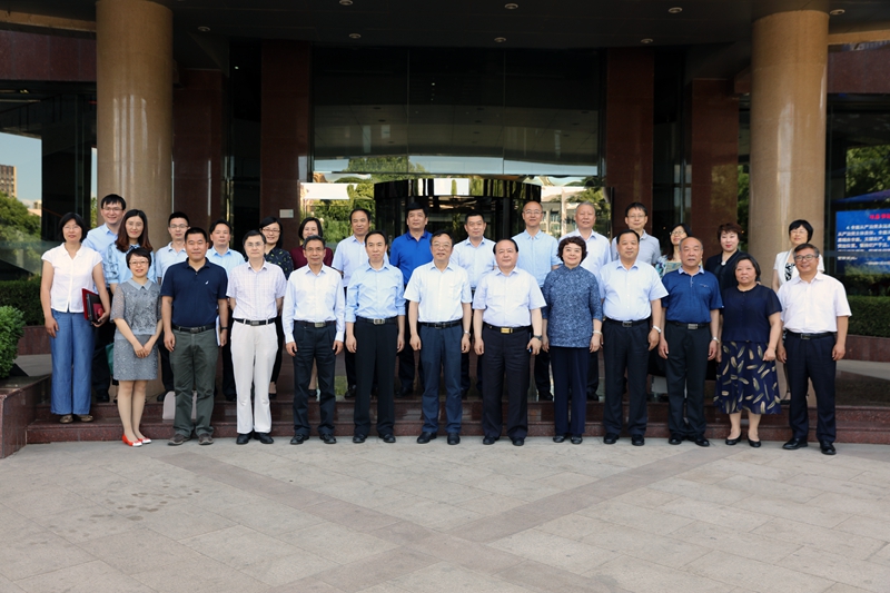 北京市人民政府教育督导室各处处长，东城区、朝阳区、海淀区、丰台区、大兴区、顺义区等拟建设督学培训实践基地的区督导室主任，北京教育学院督学研修中心、北京市教科院教师研究中心有关负责人，国家教育行政学院教务部、进修部、培训部、远程培训中心、中国教育干部网络学院、教育行政教研部等相关负责同志出席了签约仪式。（供稿：教务部；摄影：图书信息技术部 于荣壮）