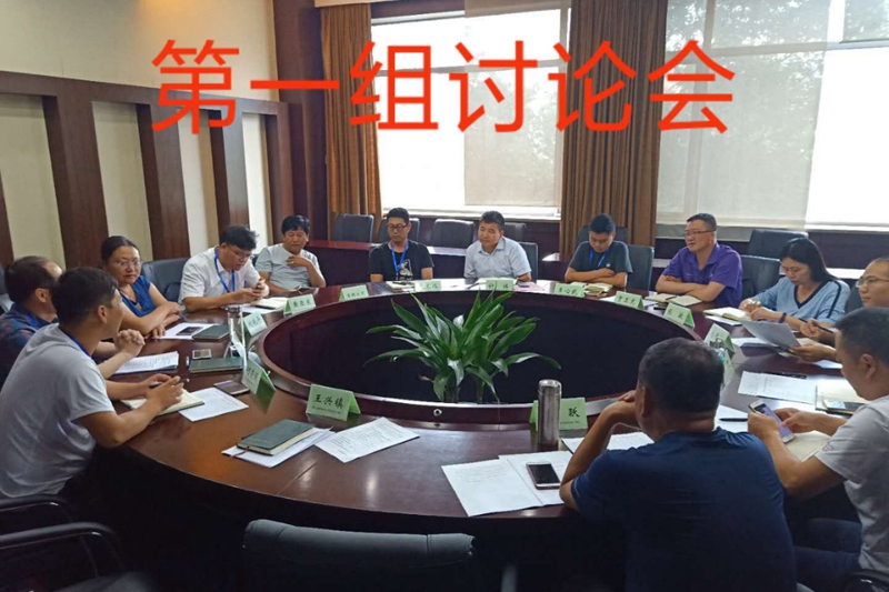 2018年6月26日下午，“2018年第一期田家炳基金会中学校长培训班”六个学习小组，按照教学计划，经过精心组织开展了分组研讨。学员们围绕教育体制机制、经费不足、人事管理、师德师风、办学特色等问题进行了热烈的讨论。校长们认为，这些问题是西部农村中学发展中存在的突出问题，也是大家一直困惑问题，亟待进一步改进和完善。研讨气氛热烈、严谨专注，体现出校长队伍们作风扎实，执行力强，素质优良的优点。（供稿：学员、广西桂平市南木第三中学校长 钟鹏程；审稿：班主任、教育行政教研部 包金玲）