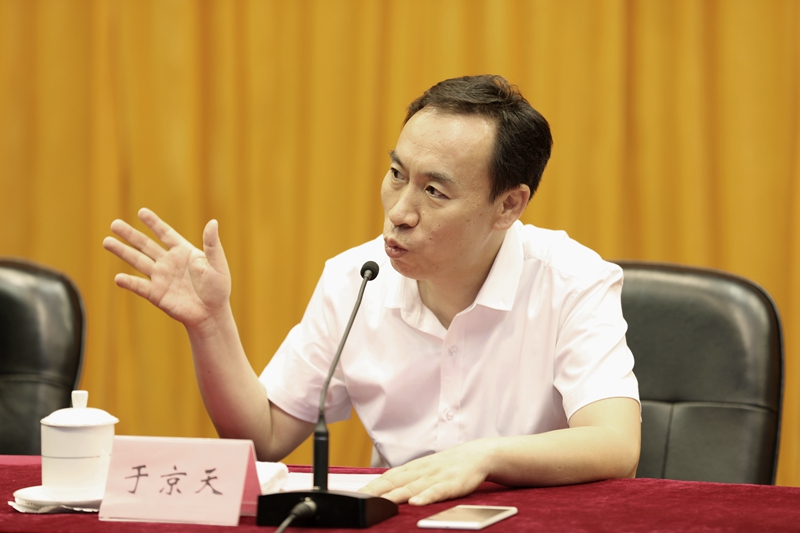 于京天首先欢迎学员到学院参加培训学习来，并表示各位中小学校长长期工作在西部地区，常年坚守在基础教育一线，为西部地区教育事业的发展提供了坚实的基础，向大家表示敬意。他建议学员要尽快转变角色，调整自己的状态，由工作状态转变为学习状态；要充分利用培训这个平台，开展深入交流，将自己的经验、思考与大家分享；要严格遵守各项纪律，圆满完成学习任务。