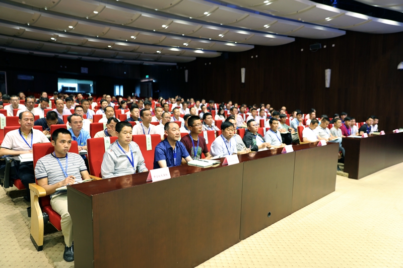 本次培训项目共有196位学员，分为中学和小学两个培训班，学员们将通过专家报告、典型案例、研讨交流、现场教学等形式开展为期两周的研修学习。（供稿：教育行政教研部 杨程；摄影：图书信息技术部 于荣壮）