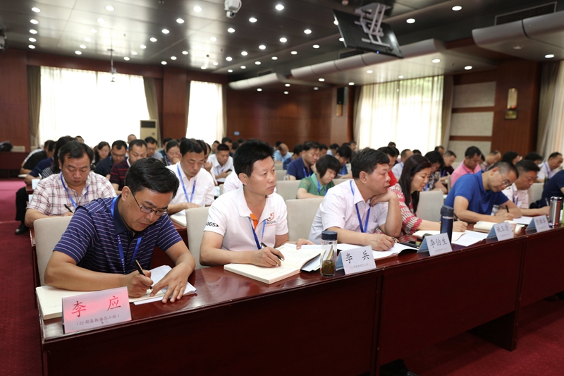 来自全国31个省、直辖市、自治区及新疆兵团的98位中学校长参加本期培训班，按照教学计划，他们将在学院进行为期两周的研修学习。（供稿：学校管理教研部 陈霞玲；摄影：图书信息技术部 于荣壮）