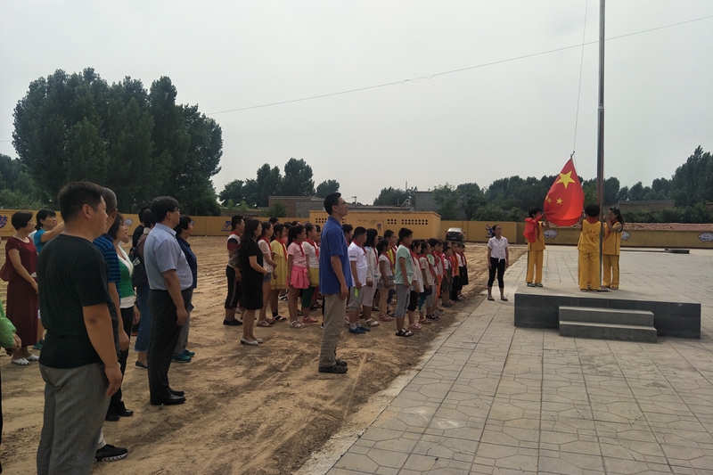 6月21日，学院进修部党支部组织全体党员、入党积极分子赴河北深州市高古庄镇西马庄小学、安平县全国第一个农村党支部纪念馆和雄安新区开展主题党日活动。本次活动特别邀请到学院党委副书记、纪委书记朱保江同志指导，以及支教爱心企业中德诺浩（北京）教育投资股份有限公司董事长许婕参加。在西马庄小学，全体党员干部和该校师生共同升国旗、唱国歌，并参观了学校音乐美术教室等教学场所。