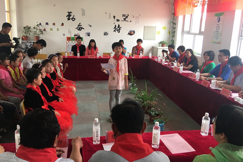 全体党员干部还与学校师生代表、当地居民代表、教育局领导等进行了座谈交流。党支部书记从春侠表示今后会继续关注学校，帮助学生成长发展。许婕代表公司表示愿意和学校建立密切联系，为学校发展提供更多主持。深州市教育体育局长刘春雷表示支教活动促进了学校的发展和学生的成长，感谢爱心单位对农村学校的关注和关爱。