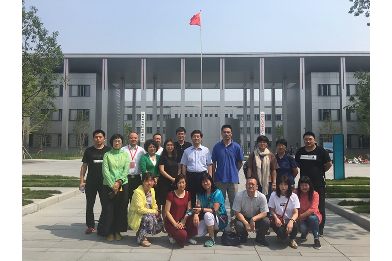 在雄安新区，大家听取了管委会负责人的讲解，观看了新区规划视频，并参观了新区政务服务中心、现代化办公区等场所，直观深切地感受到创新发展示范区的建设处处体现了党中央“五位一体”的新发展理念，倍受鼓舞。