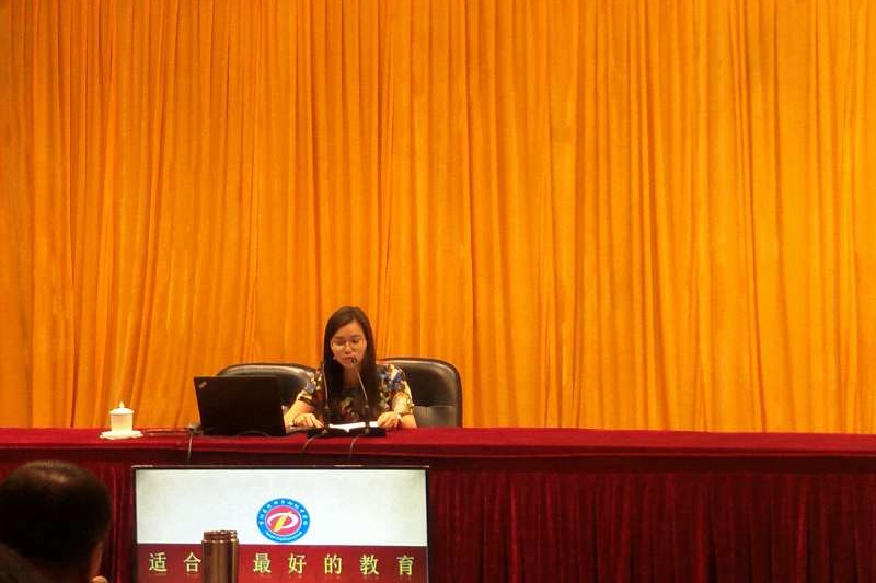 图为三组学员、重庆市酉阳县浪坪乡初级中学校何勇丹校长，重点交流学校德育课程建设等做法与实践。