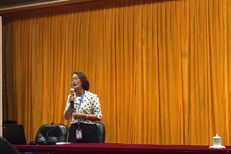 图为二组学员、内蒙古乌海市第二十三中学任海霞副校长，重点交流学校办学特色及学校教育发展改进行动计划的做法与经验。