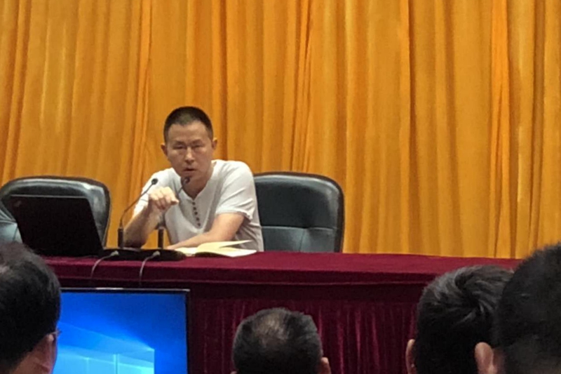 图为六组学员、重庆市城口县巴山初级中学尹刚校长，重点交流学校办学特色的基本情况。学员们认为，通过“微讲坛”这样现场经验交流活动，大家感同身受，深受启发，受益匪浅。（供稿：贵州黔西县素朴中学副校长 李心武；审阅：班主任 包金玲）