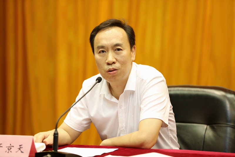 于京天肯定了培训班取得的收获，并对各方的努力付出表示感谢。他以“学而思进、行稳致远”八个字为临别赠言，期望大家做好联络，用好资源，建设好学习共同体，百尺竿头更进一步，为国家基础教育事业做出更大贡献。