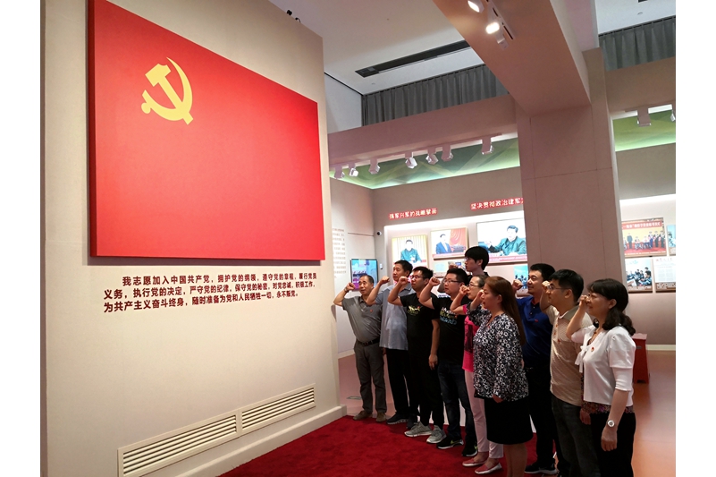 活动结束前，在鲜红的党旗下，支部全体党员重温了入党誓词，大家纷纷表示，坚信在以习近平同志为核心的党中央的坚强领导下，我们必将实现从站起来富起来到强起来的伟大飞跃，必将实现伟大中国梦（供稿：图书信息技术部 陈灏；摄影：图书信息技术部 于荣壮）。
