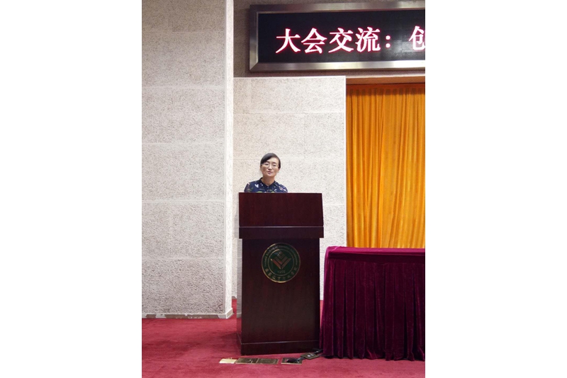 图为小学校长班三组学员、四川阿坝州金川县庆宁中心校校长魏银翠，以《我们从这里扬帆起航》为题发言。