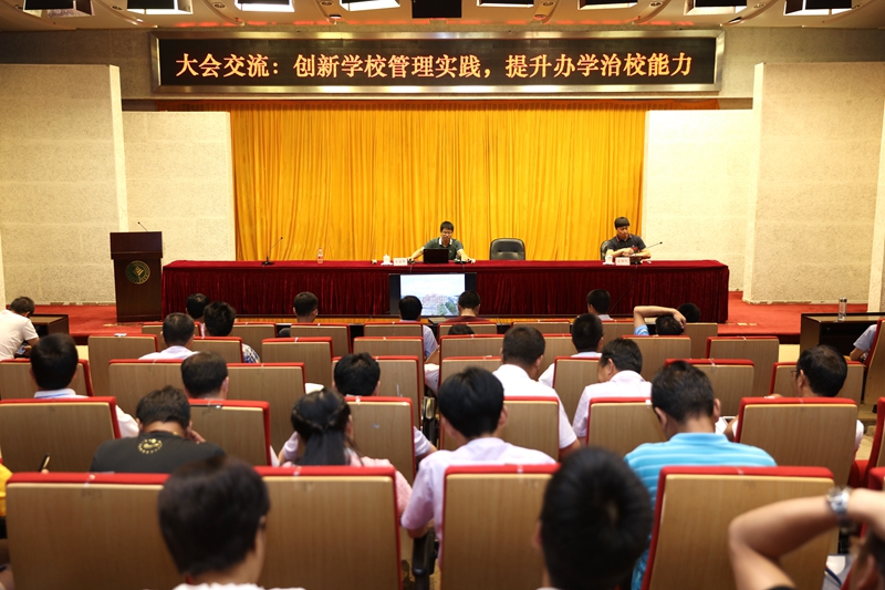 图为中学校长班二组学员、广西玉林市博白县那林镇第二初级中学副校长冯业铸发言。