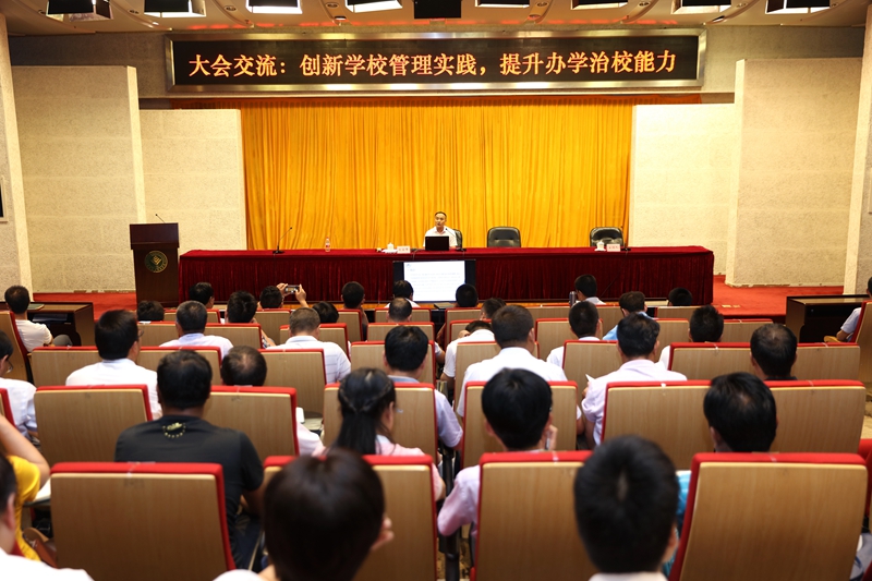 图为小学校长班五组学员、重庆市垫江县桂北小学校长李源，以《春风化雨勤润物 芬芳吐蕊香满园》为题发言。
