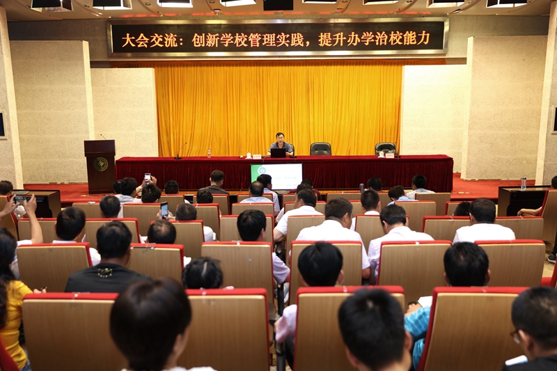 图为小学校长班六组学员、重庆市黔江区金溪镇中心学校校长李秋林，以《四正四礼 诗礼正身》为题发言。