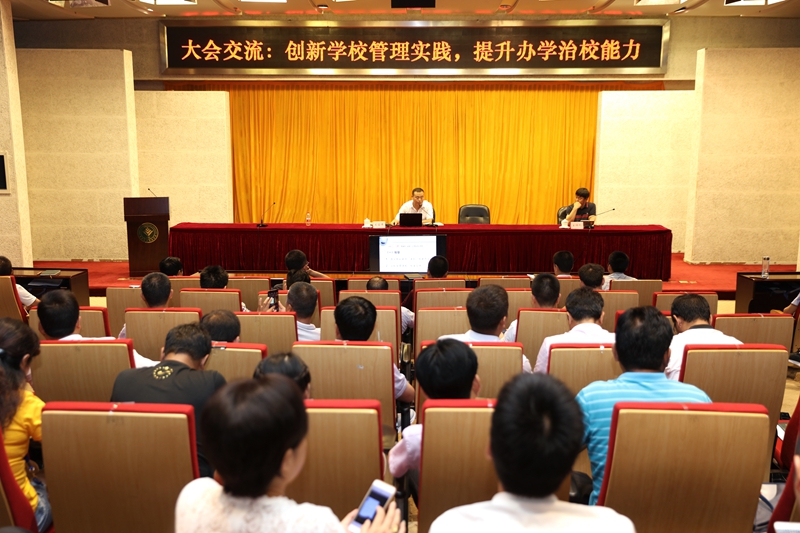 图为中学校长班四组学员、陕西榆林市定边县红柳沟镇中学校长魏振东发言。