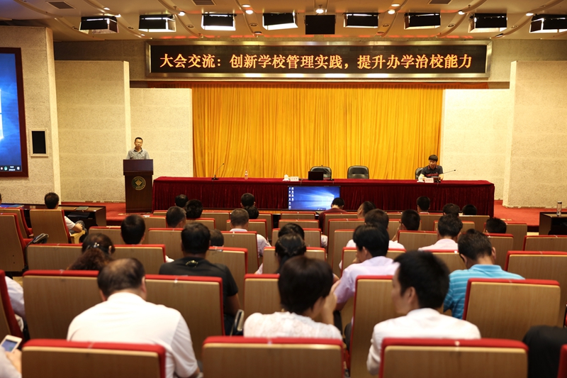 图为中学校长班三组组长、青海西宁市湟中县甘河滩镇坡家学校校长燕志国发言。